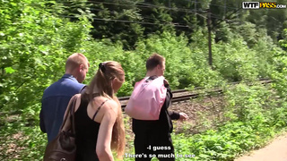 Русская девченка занимается сексом втроем с пикаперами в лесу