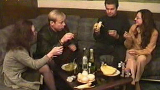Две пьяные русские путаны развели парней на групповуху